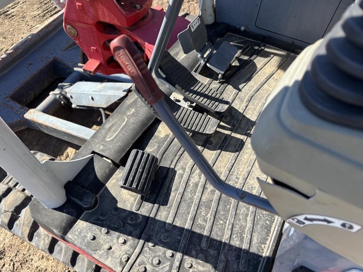 2022-takeuchi-tb240-image-30