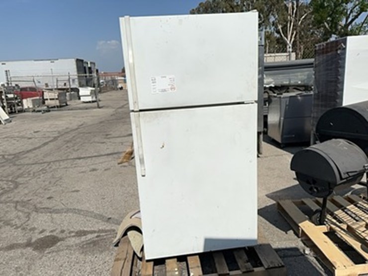 lot#--magic-chef-refrigerator-image-1