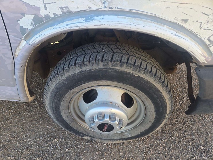 2003-gmc-3500-image-9