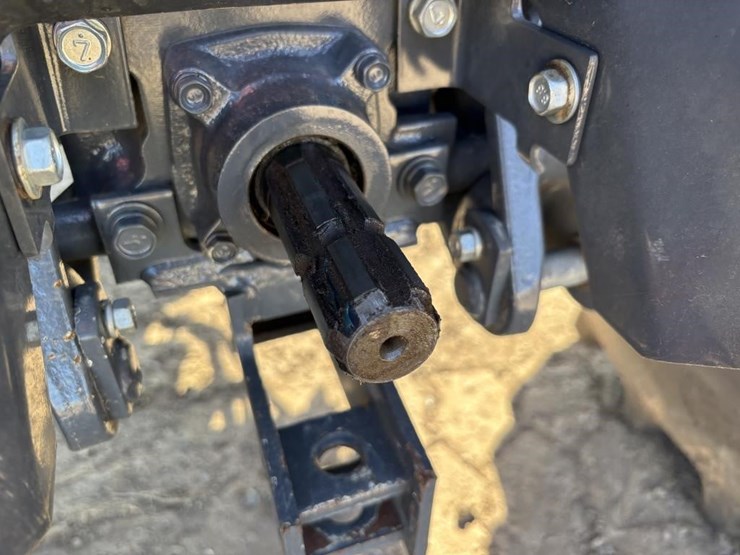 2021-kubota-l4701d-image-11