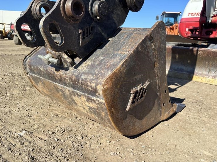 2022-takeuchi-tb240-image-12