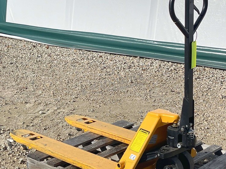 u-line-h-1043-5,500-lb.-pallet-jack-image-4