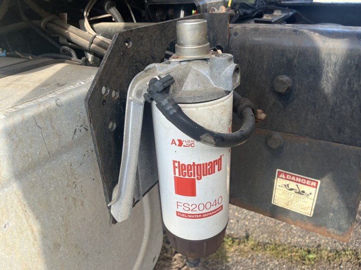 2011-international-7600-image-35