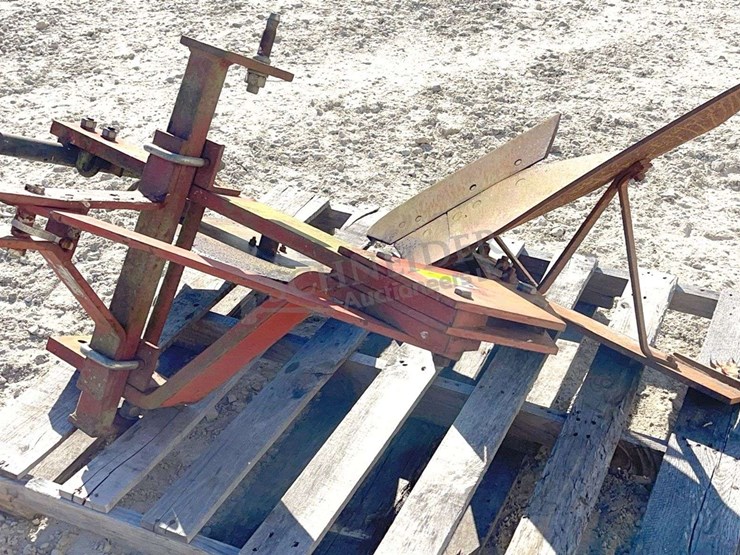 1-bottom-3-pt.-plow-w/-coulter,-from-the-estate-of-dr.-ken-buchmann-image-3