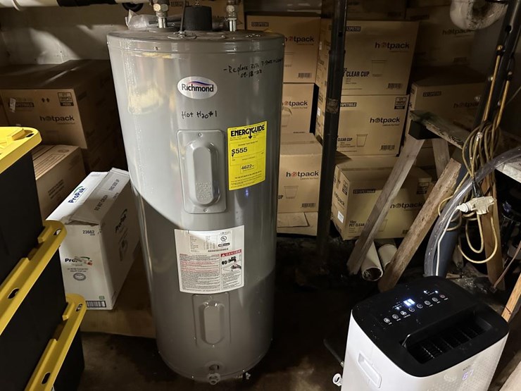 #100-•-waterfront-pub-with-4-bed/2-bath-apartment-image-135