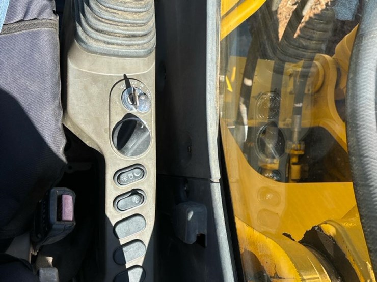 2014-komatsu-pc210-lc-10-image-29