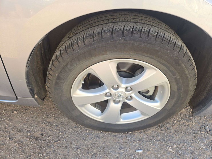 2012-toyota-sienna-le-image-7