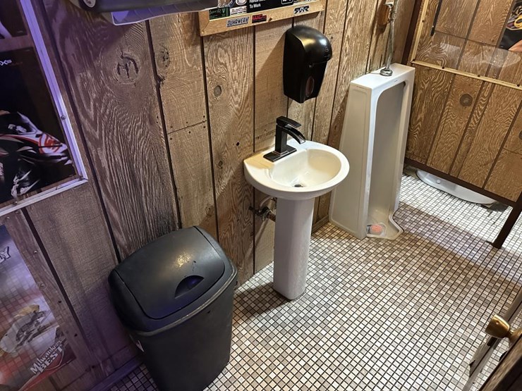 #100-•-waterfront-pub-with-4-bed/2-bath-apartment-image-88