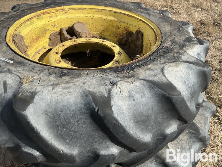 john-deere-8235r-image-13