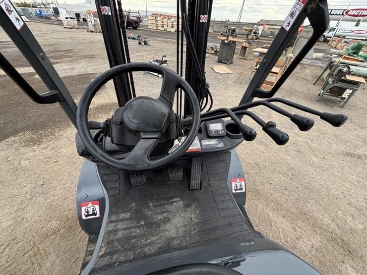 2011-toyota-8fgu30-image-17