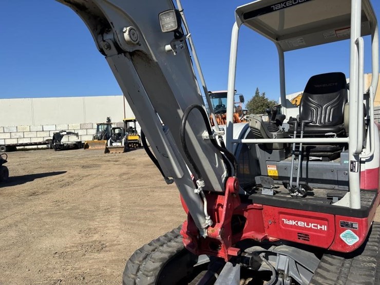 2022-takeuchi-tb240-image-19