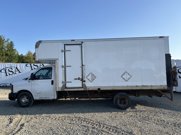 #5013-•-2015-chevrolet-4500-box-truck-image-2