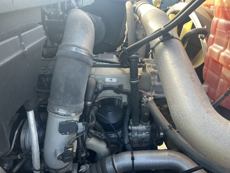 2011-international-7600-image-25