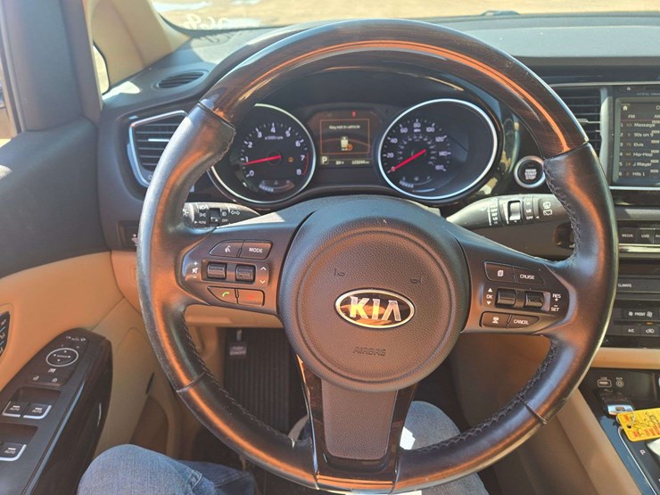 2015-kia-sedona-image-19