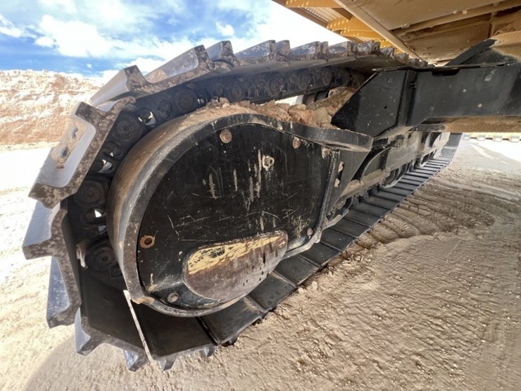 2021-caterpillar-395-image-23