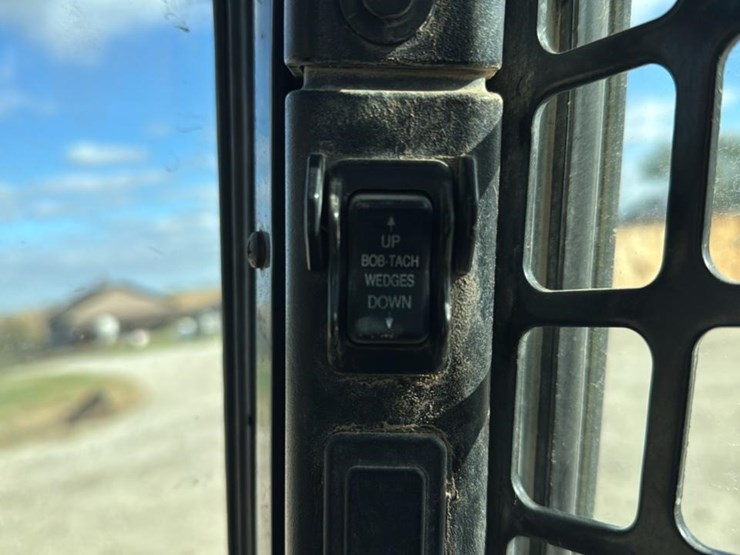 2020-bobcat-t870-image-41