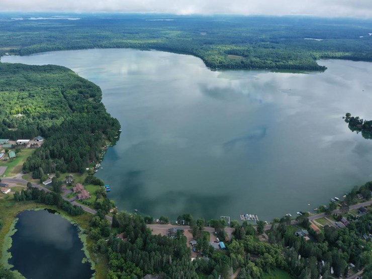 #100-•-waterfront-pub-with-4-bed/2-bath-apartment-image-3