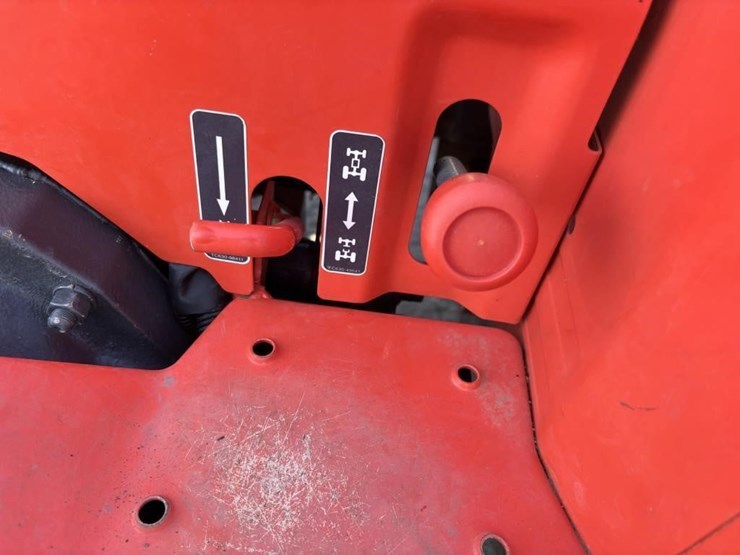 2021-kubota-l4701d-image-29