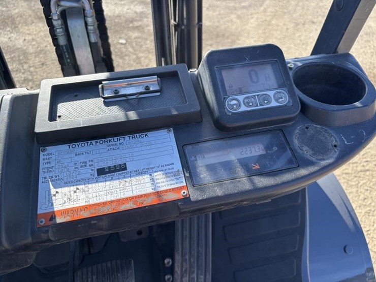 2015-toyota-8fdu30-image-21