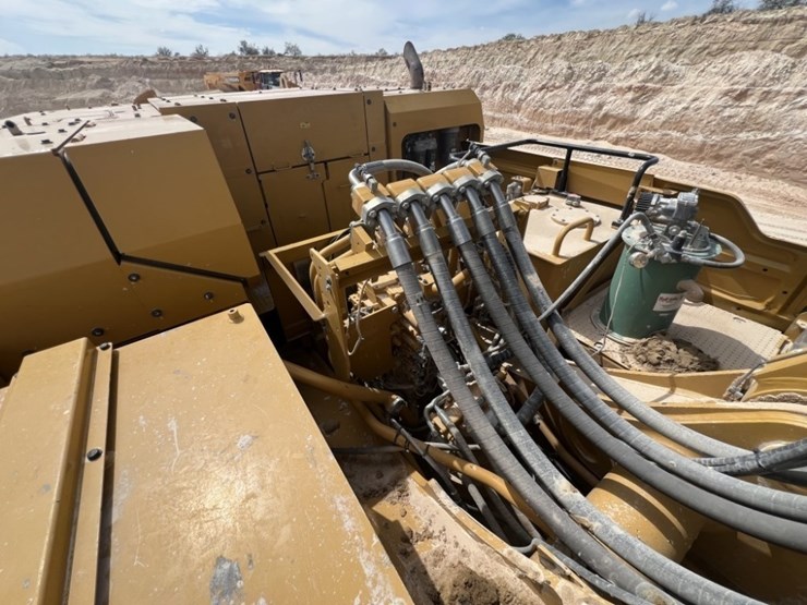 2021-caterpillar-395-image-35