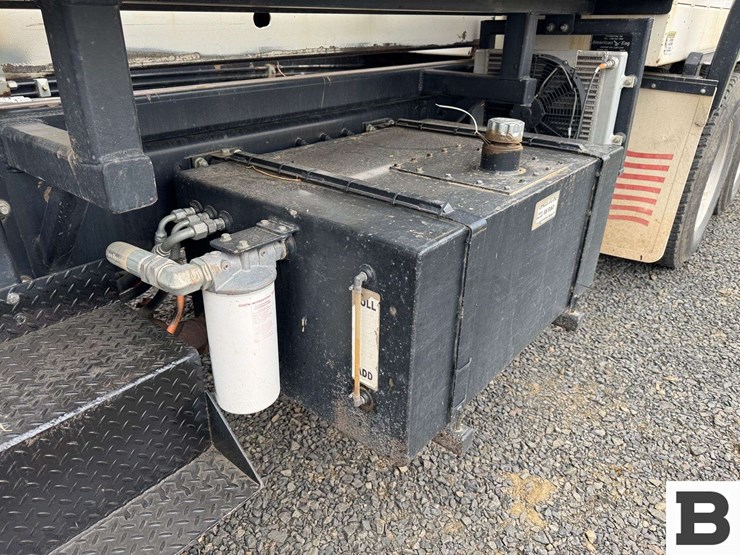 2013-peterbilt-348-image-13