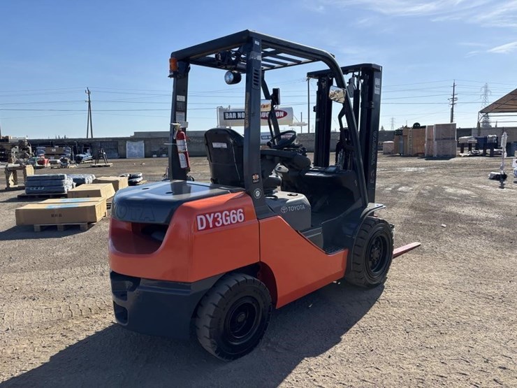 2015-toyota-8fdu30-image-3