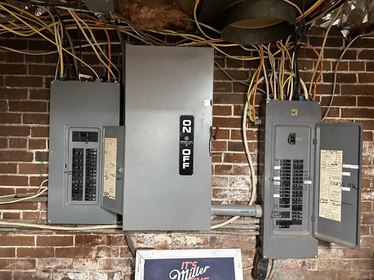 #100-•-waterfront-pub-with-4-bed/2-bath-apartment-image-136