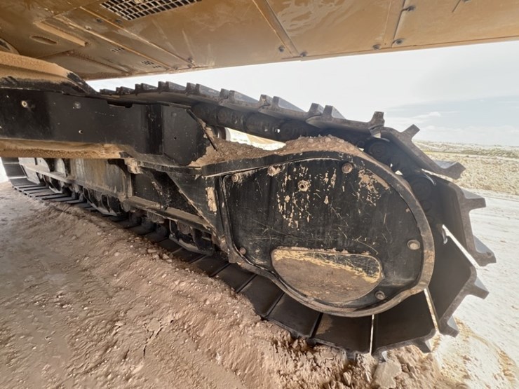 2021-caterpillar-395-image-24