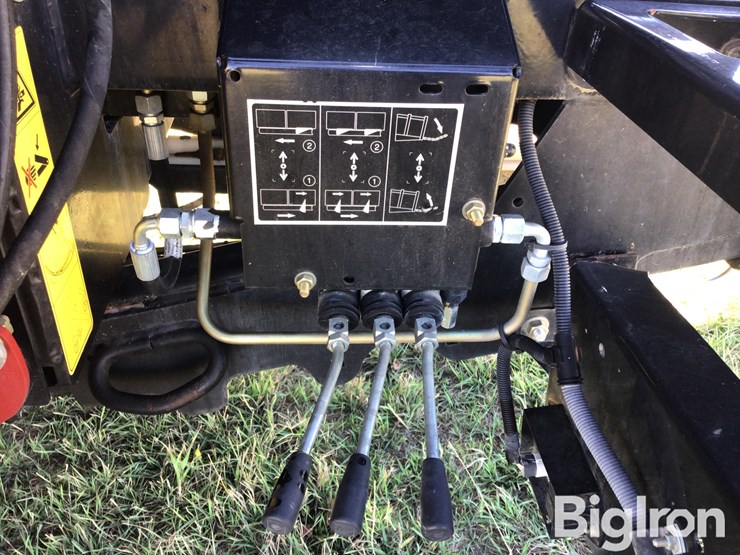 2014-new-holland-340-image-10