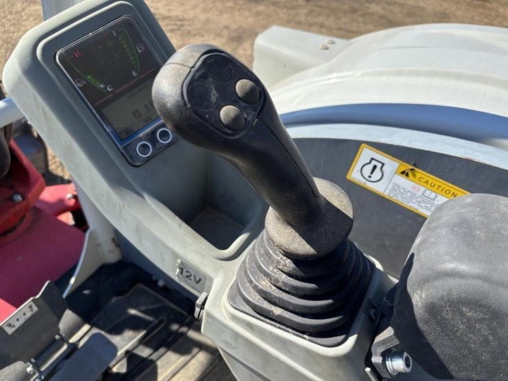 2022-takeuchi-tb240-image-31