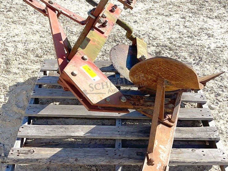 1-bottom-3-pt.-plow-w/-coulter,-from-the-estate-of-dr.-ken-buchmann-image-4