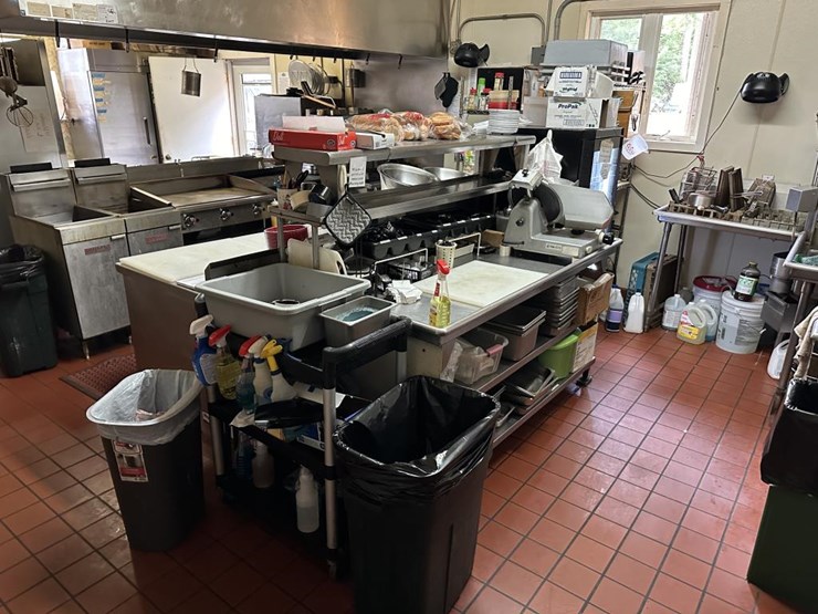 #100-•-waterfront-pub-with-4-bed/2-bath-apartment-image-67