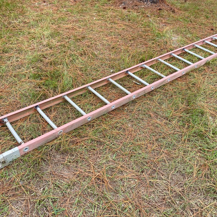 #68 • #176 • 12 Foot Fiberglass Ladder