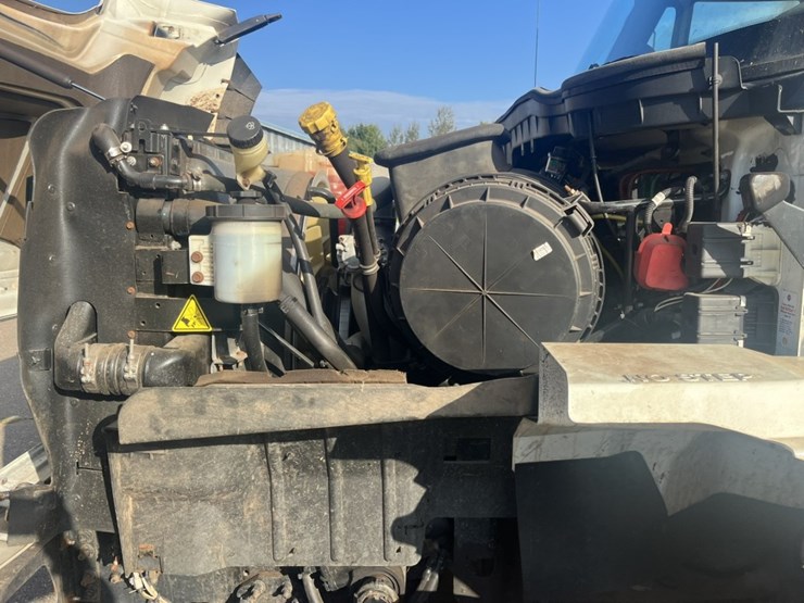 2011-international-7600-image-9