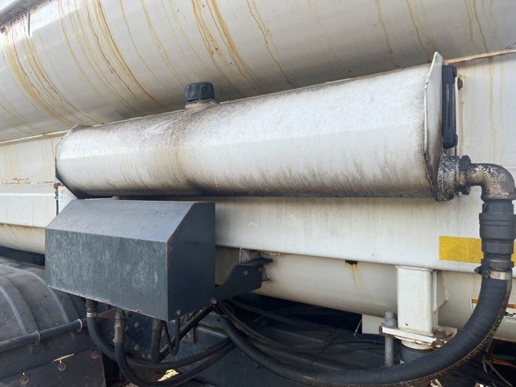 2011-international-7600-image-65