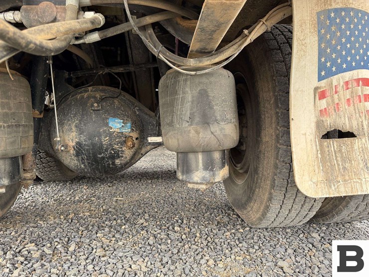 2013-peterbilt-348-image-30