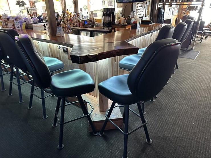 #100-•-waterfront-pub-with-4-bed/2-bath-apartment-image-44