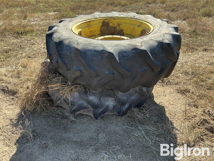 john-deere-8235r-image-4