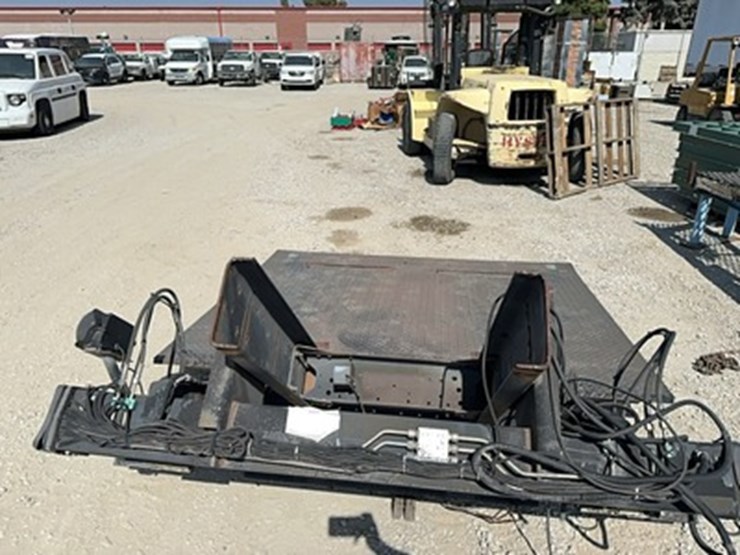 lot#--heavy-duty-liftgate-image-2