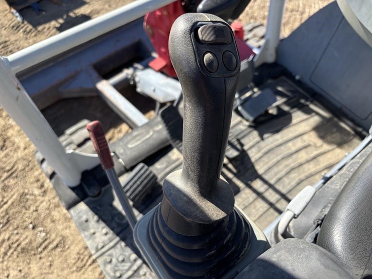 2022-takeuchi-tb240-image-29