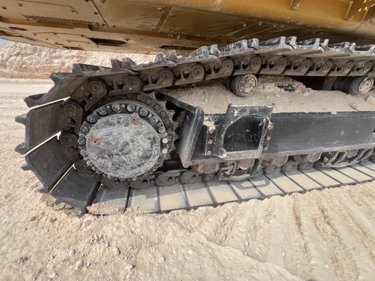 2021-caterpillar-395-image-28