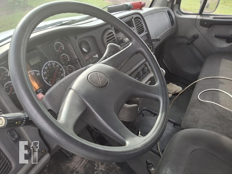 2006-freightliner-business-class-m2-106-image-5