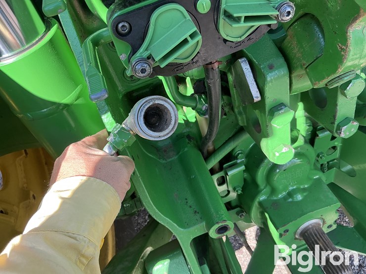 2011-john-deere-8235r-image-15