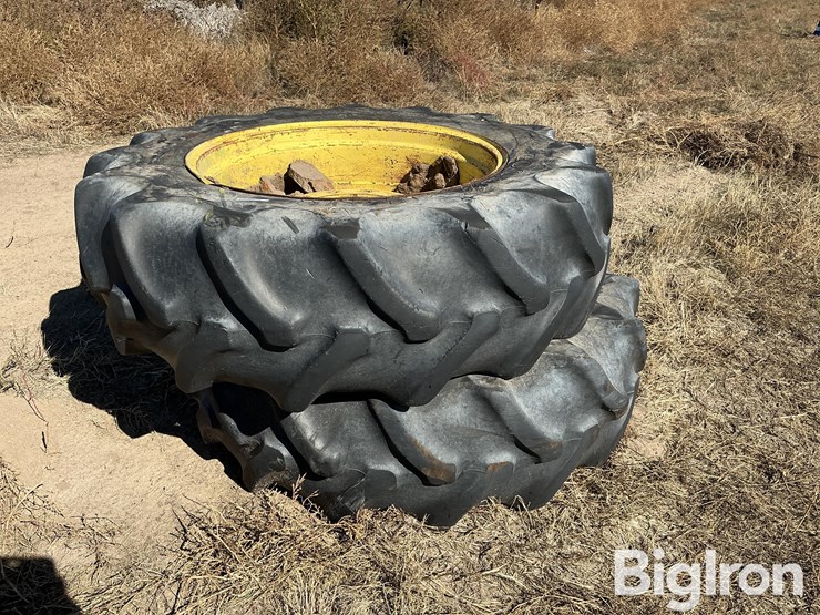 john-deere-8235r-image-1