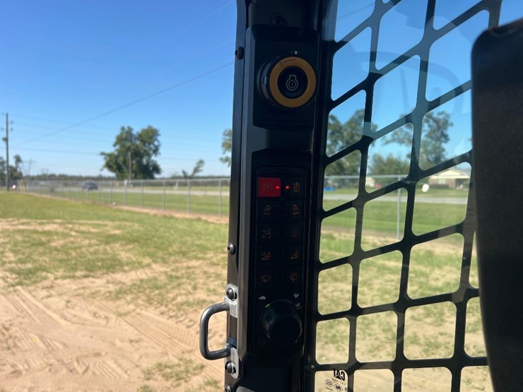 2024-caterpillar-255-skid-steer-image-29