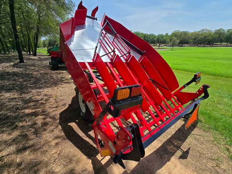 kuhns-ae10-small-square-bale-accumulator---10-bale-efficient-handling-system-image-3