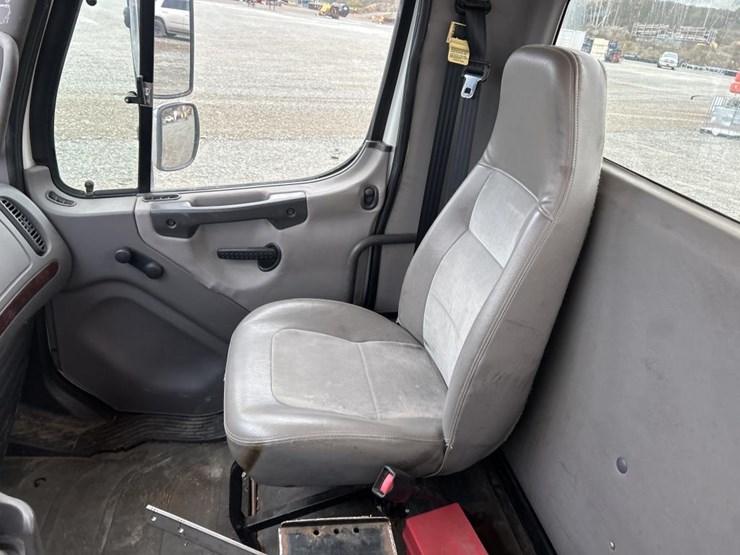 #5016-•-2008-freightliner-business-class-m2-cab-chassis-image-45