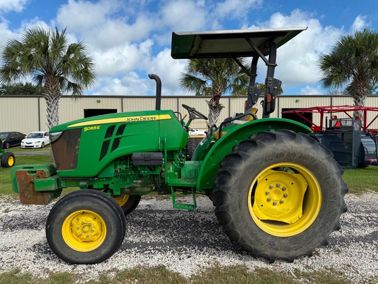 2015-john-deere-5065e-image-1
