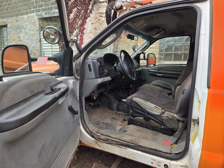 2005-ford-f550-xl-image-57