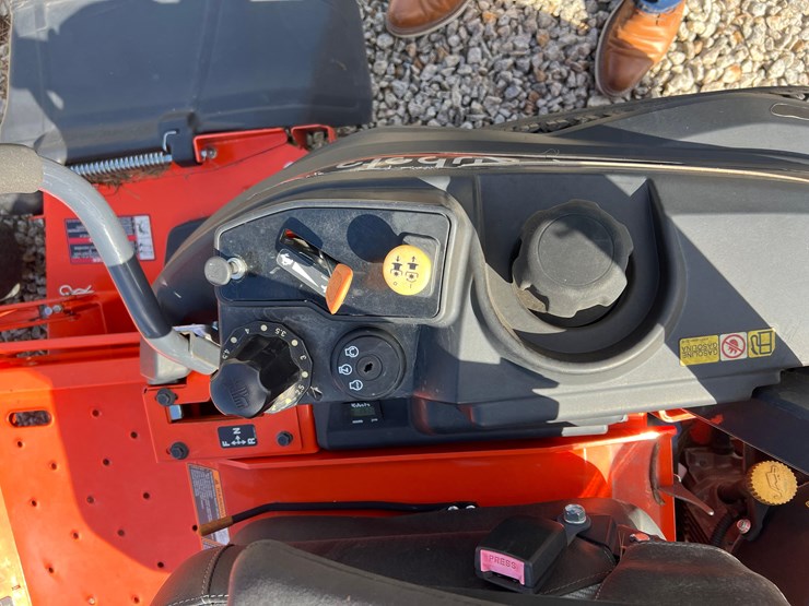 2022-kubota-z422-54-zero-turn-mower-image-11